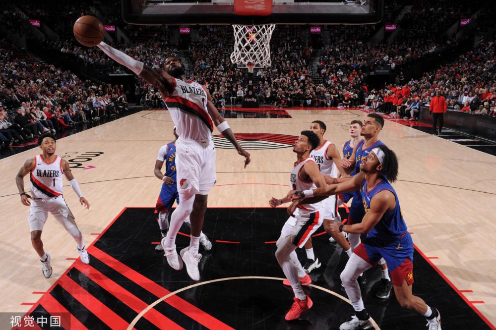 两人之间的 两人之间的